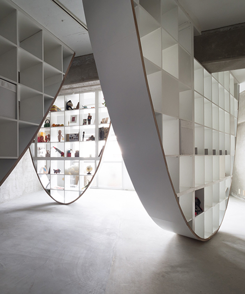 takayoshi kitagawa builds parabolic-shaped shelves inside osaka apartment