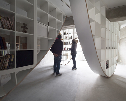 takayoshi kitagawa builds parabolic-shaped shelves inside osaka apartment