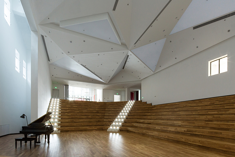 crossboundaries-affliated-high-school-of-peking-university-beijing-designboom-03