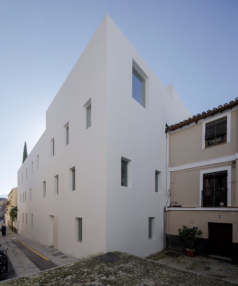 elisa-valero-architectura-experimental-apartments-granada-spain-designboom-02