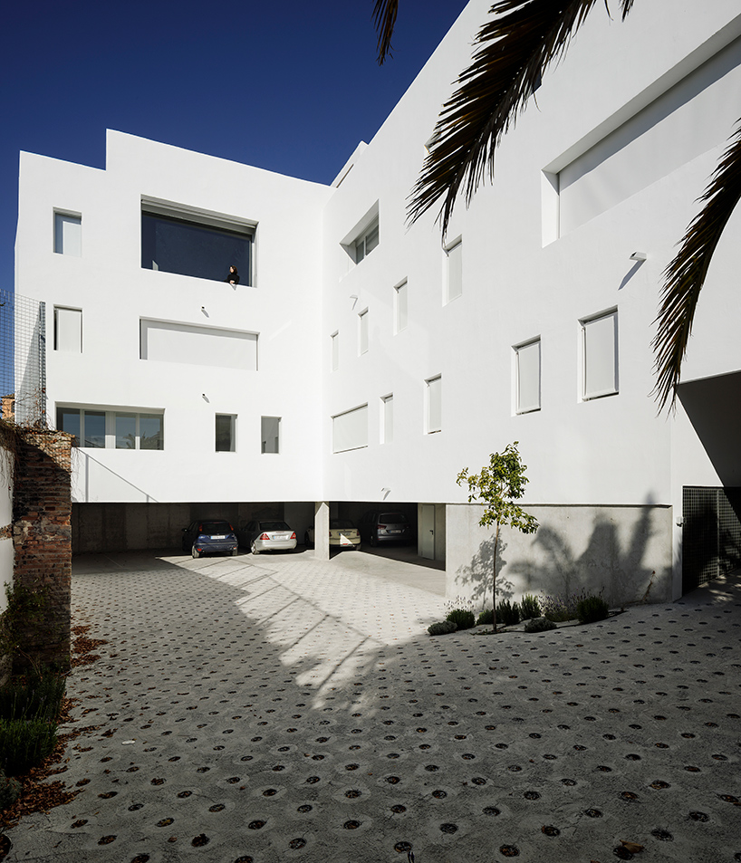 elisa-valero-architectura-experimental-apartments-granada-spain-designboom-02