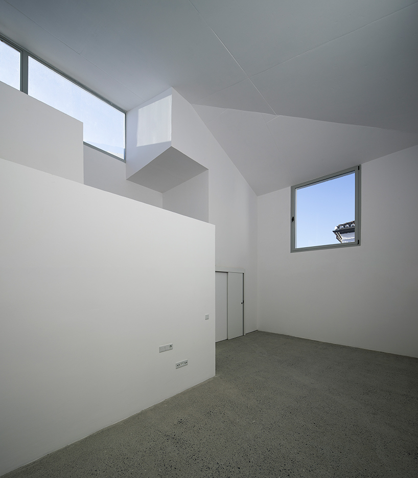 elisa-valero-architectura-experimental-apartments-granada-spain-designboom-02