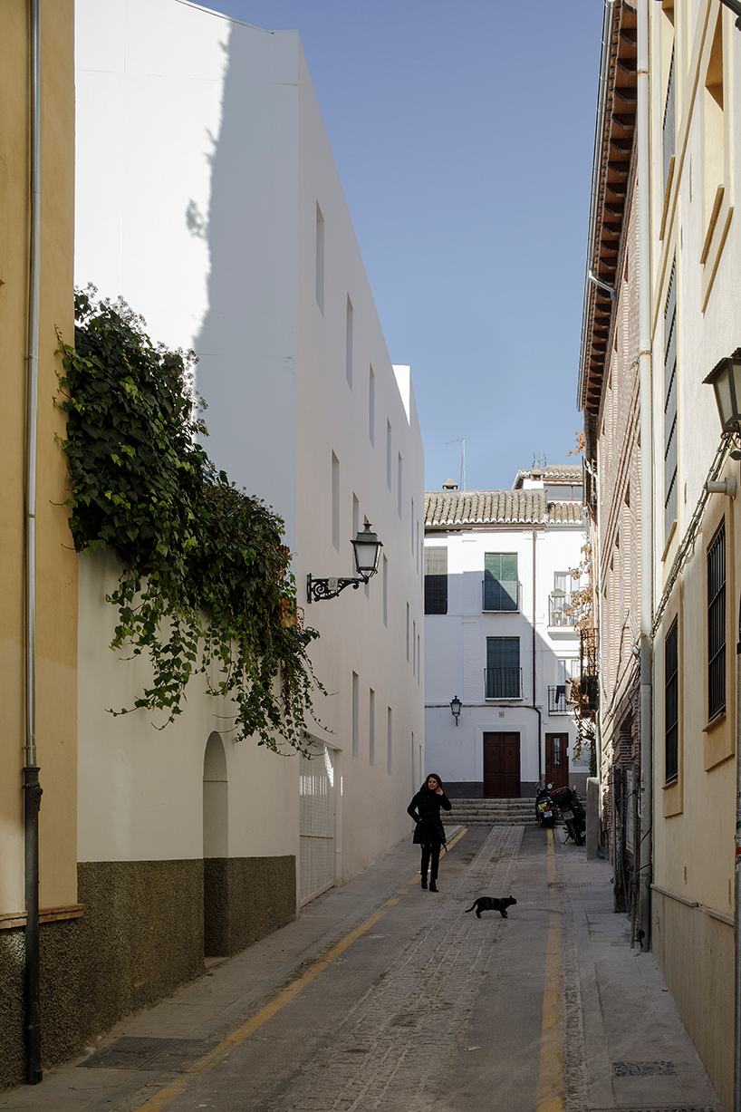 elisa-valero-architectura-experimental-apartments-granada-spain-designboom-02