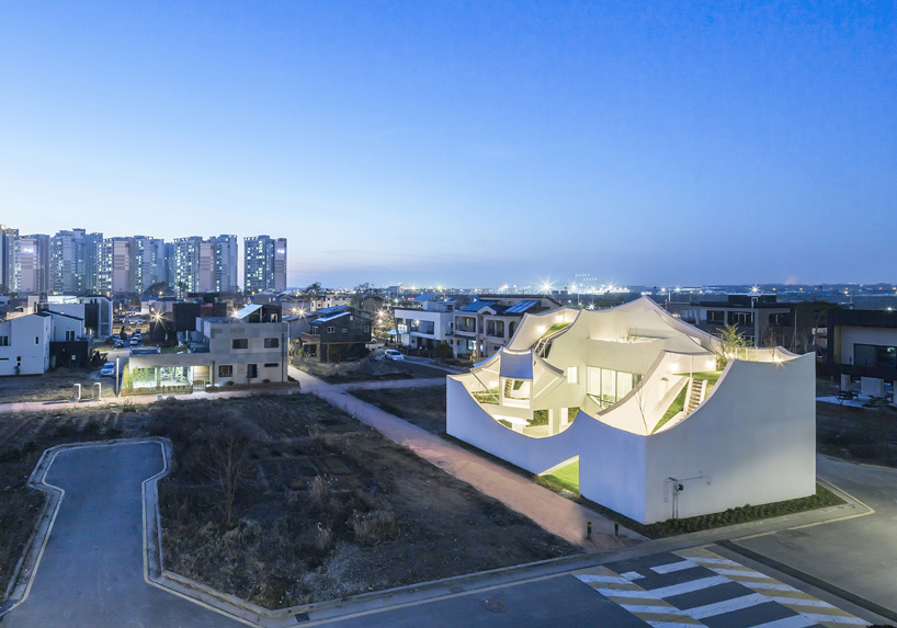 iroje-khm-architects-flying-house-incheon-south-korea-designboom-01