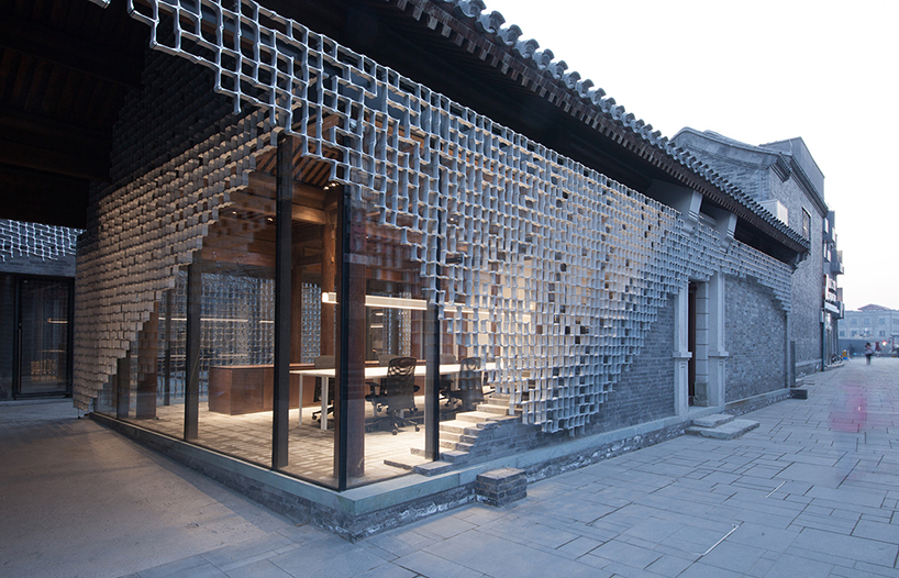 Kuma　5枚 kengo kuma adds jig-saw aluminum screen to traditional