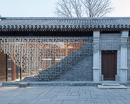 kengo kuma adds jig-saw aluminum screen to traditional beijing building