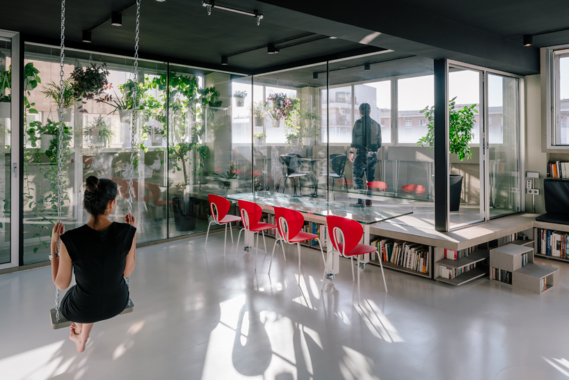 marta-munoz-josean-ruiz-esquiroz-ctrl-green-office-apartment-madrid-interiors-designboom-01
