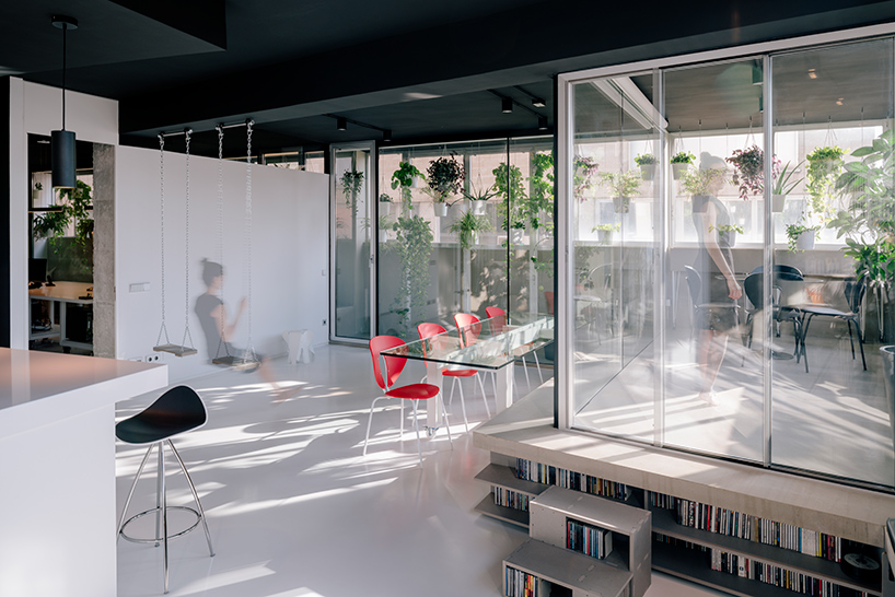 marta-munoz-josean-ruiz-esquiroz-ctrl-green-office-apartment-madrid-interiors-designboom-02
