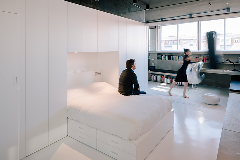 marta-munoz-josean-ruiz-esquiroz-ctrl-green-office-apartment-madrid-interiors-designboom-02