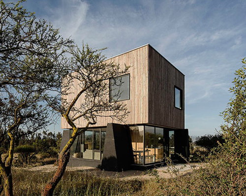 RUIZSOLAR arquitectos shapes el vigilante house as a contemplative haven in chile