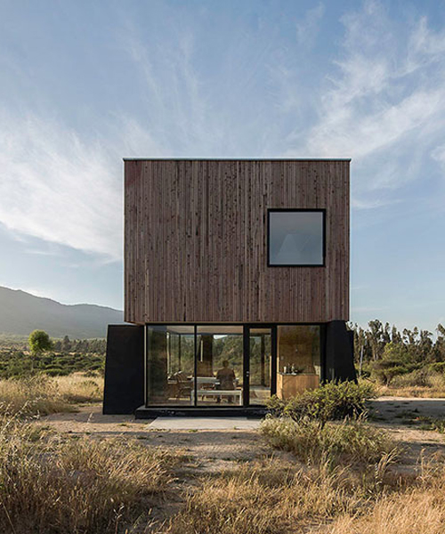 RUIZSOLAR arquitectos shapes el vigilante house as a contemplative haven in chile