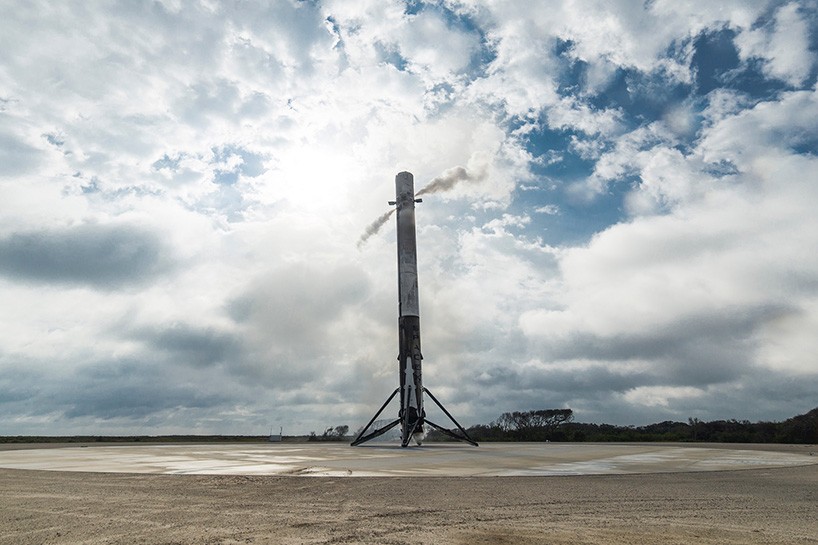 space-x-falcon-9-landing-designboom-02-20-2017-818-011