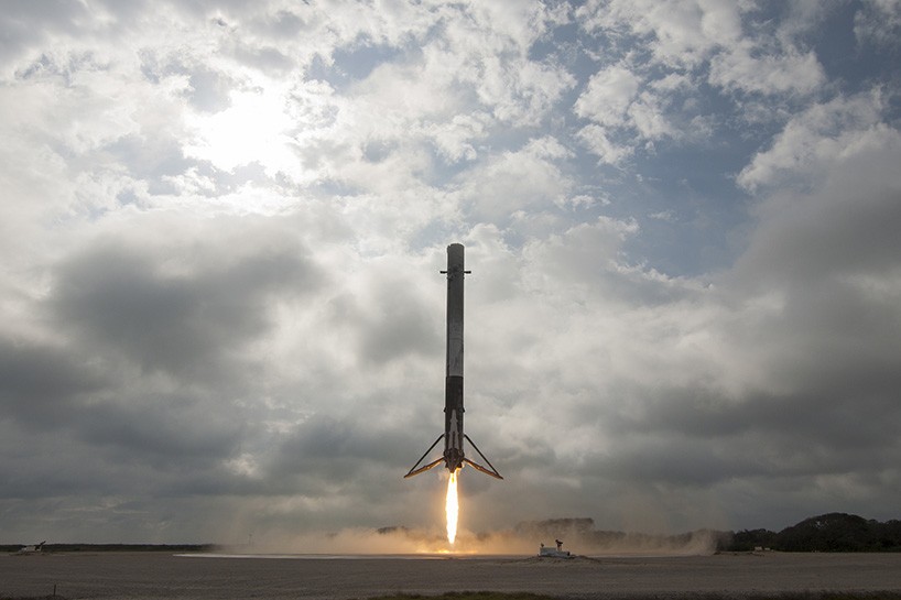 space-x-falcon-9-landing-designboom-02-20-2017-818-012