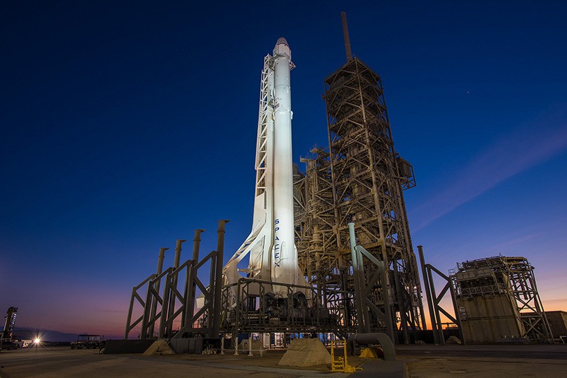 space-x-falcon-9-landing-designboom-02-20-2018