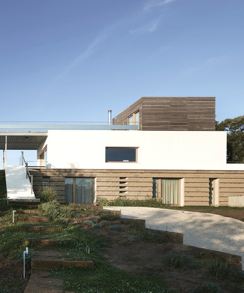 studio ponsi stretches maremma house across the tuscan countryside