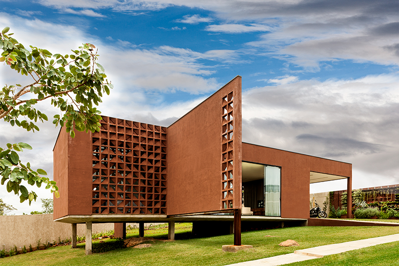 1:1 arquitetura:design ventilates brazilian home using perforated