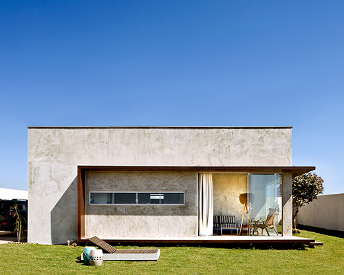 1:1 architetura:design places concrete box house on sunny site in brazil