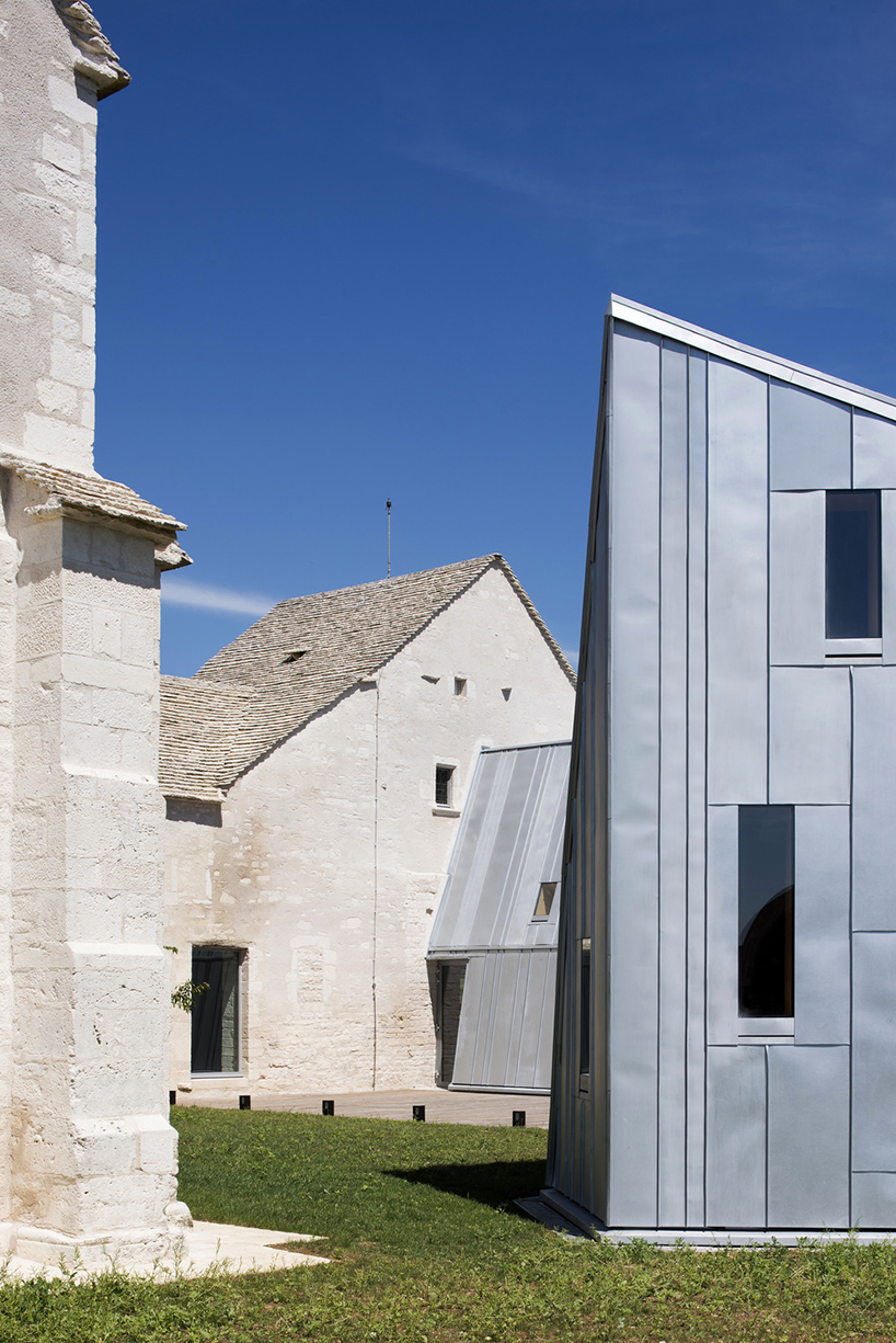 JUNG-architectures-simon-buri-hospital-of-meursault-conversion-france-designboom-02