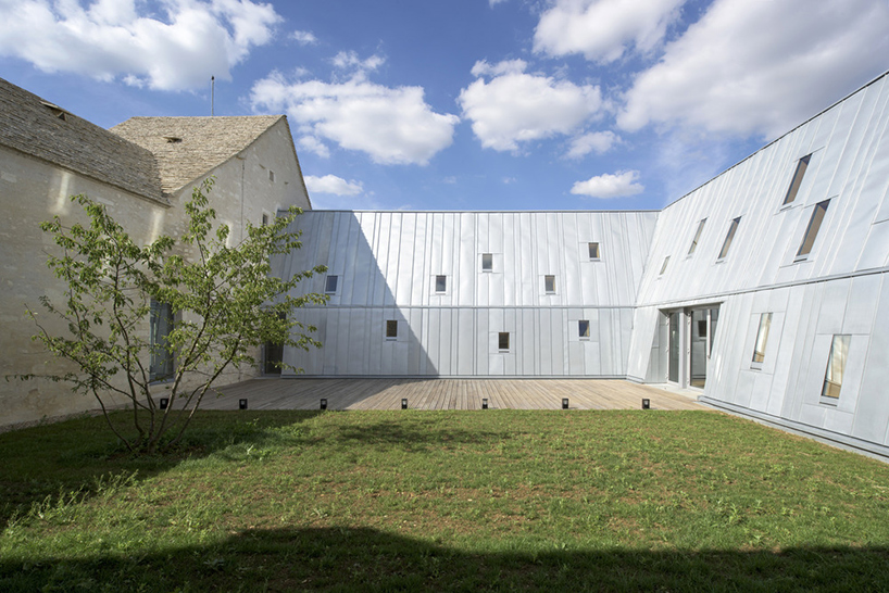 JUNG-architectures-simon-buri-hospital-of-meursault-conversion-france-designboom-02
