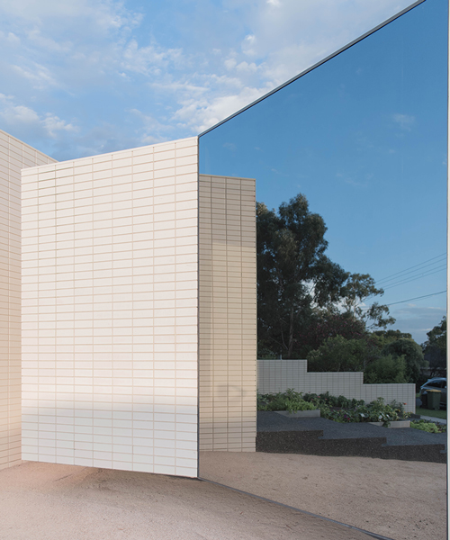 KUD creates void-like entrance into ivanhoe house in australia