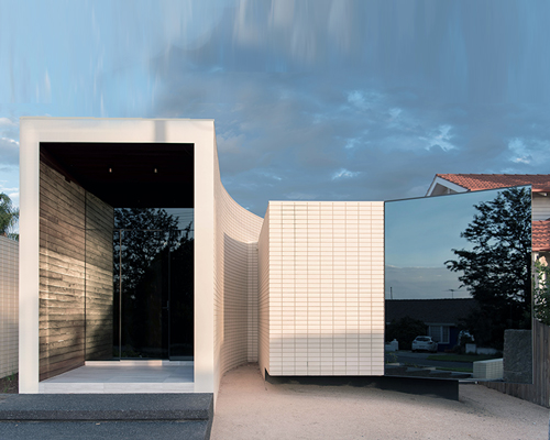 KUD creates void-like entrance into ivanhoe house in australia