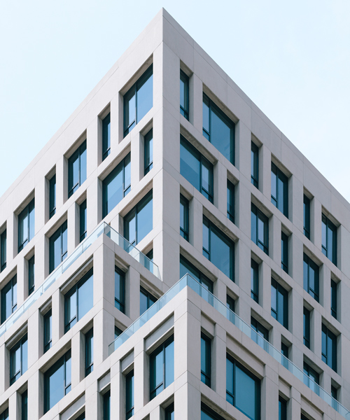 miguel de guzmán photographs cantilevering new york apartment building by S9 architecture