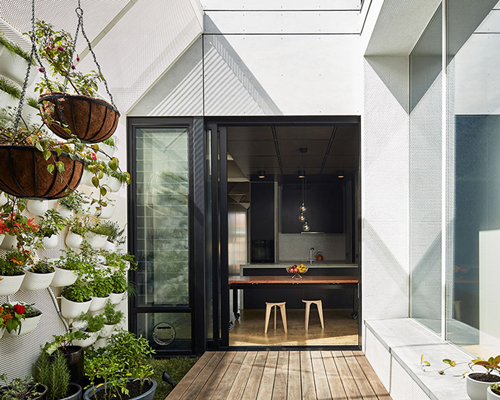 architecture architecture adds courtyard into dark horse extension in australia