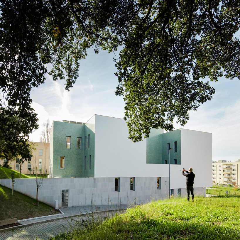 atelier do cardoso casa acreditar porto designboom