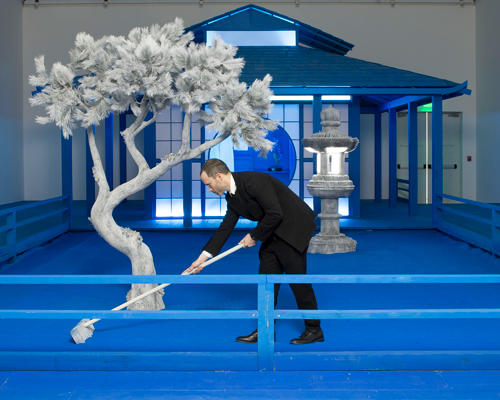 daniel arsham's 'hourglass' exhibit immerses visitors in a bright blue zen garden