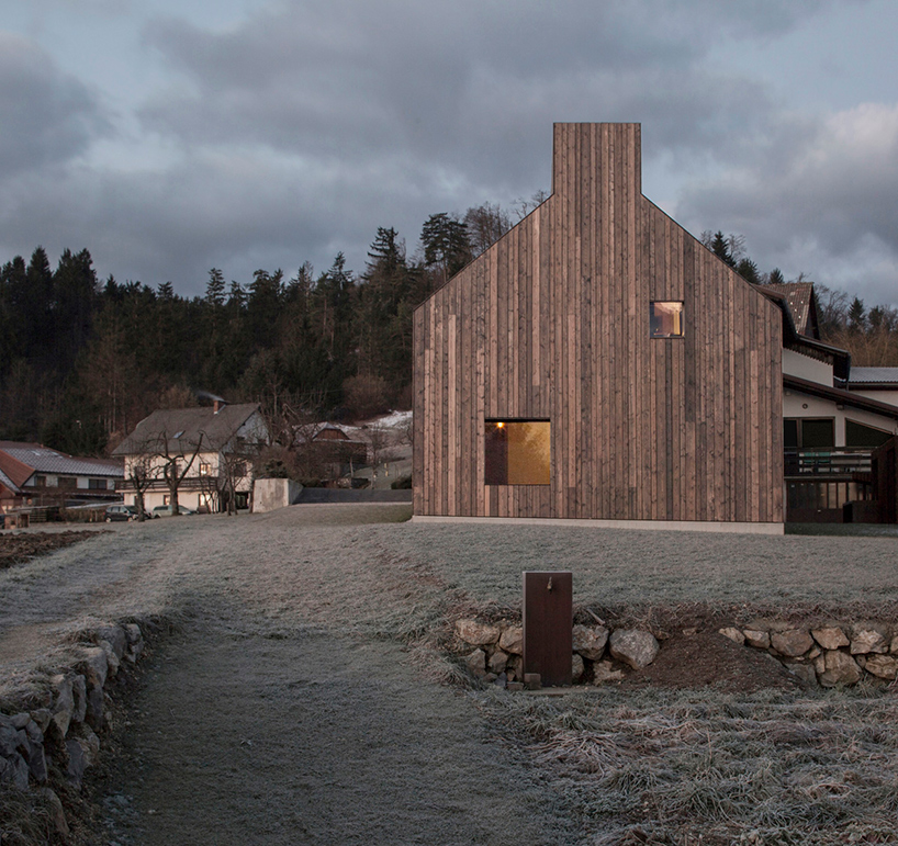 dekleva-gregoric-architects-chimney-house-logatec-slovenia-designboom-02
