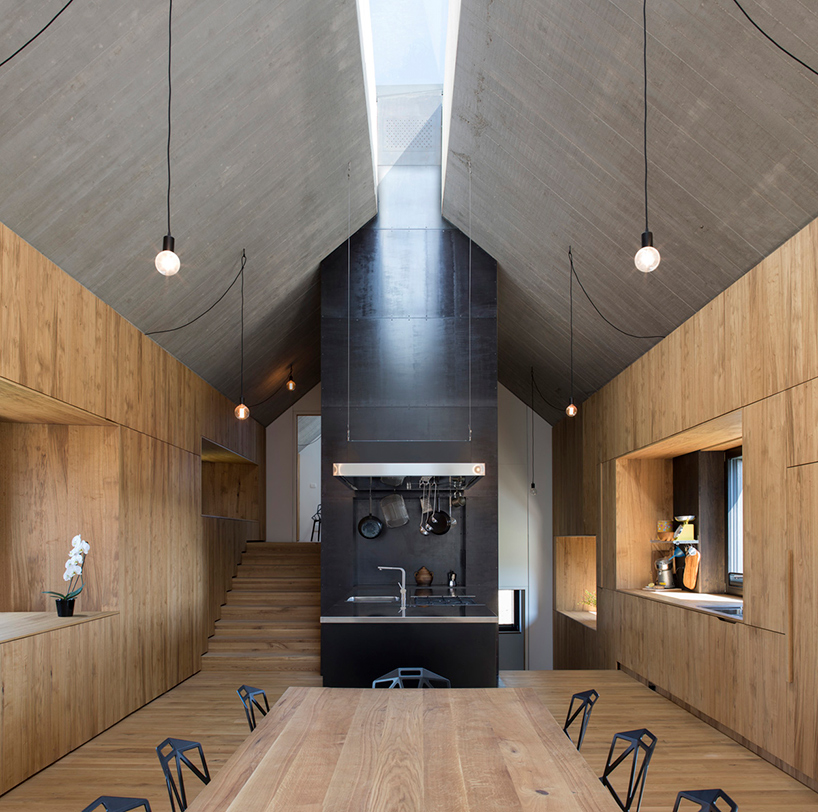 dekleva-gregoric-architects-chimney-house-logatec-slovenia-designboom-02