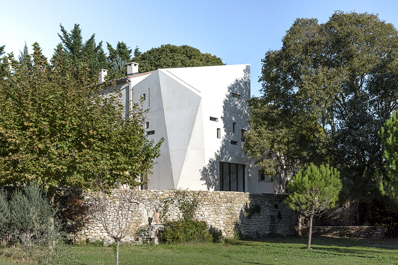 dixneufcentquatrevingtsix-benoit-and-roselyne-house-south-france-designboom-02