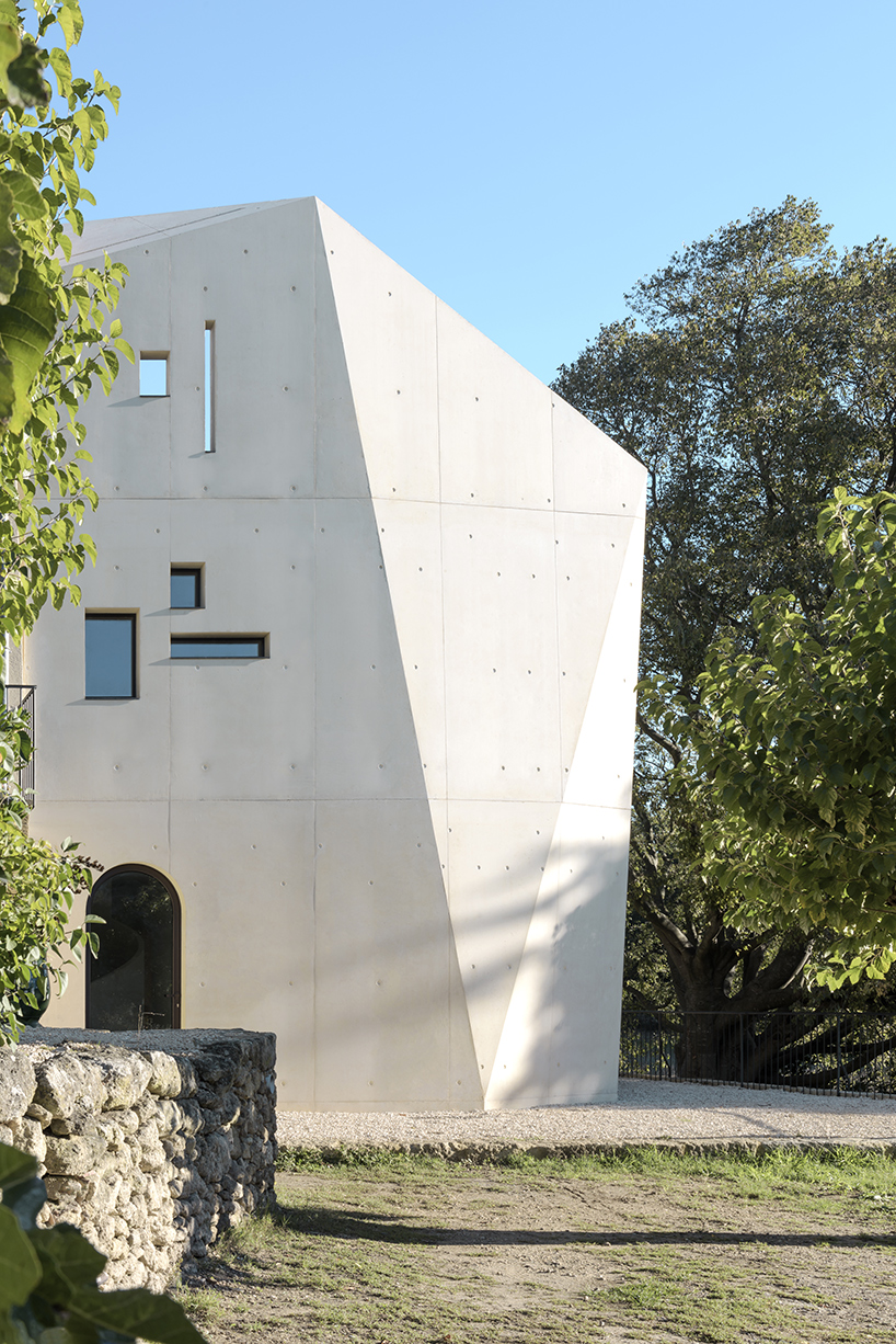 dixneufcentquatrevingtsix-benoit-and-roselyne-house-south-france-designboom-02
