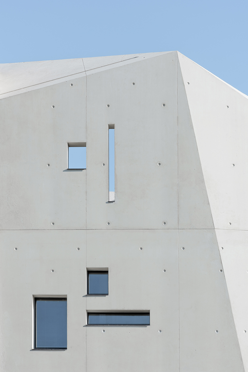 dixneufcentquatrevingtsix-benoit-and-roselyne-house-south-france-designboom-02