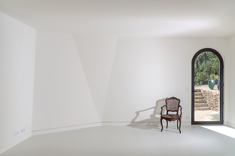 dixneufcentquatrevingtsix-benoit-and-roselyne-house-south-france-designboom-02