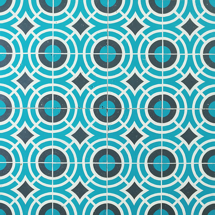 javier-de-riba-new-spray-painted-tile-floors-designboom-01