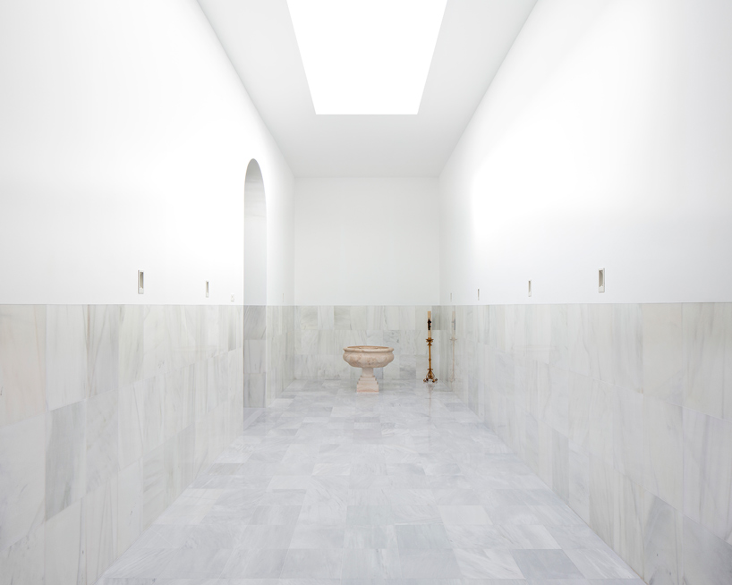pablo-millan-chapel-of-the-blessed-sacrament-seville-spain-designboom-01