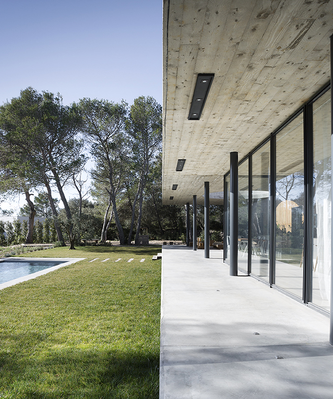 maison 0.82 is a modernist family villa in the south of france