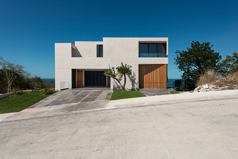 reyes ríos + larraín completes cliff-side home in mexico