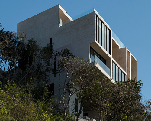 reyes ríos + larraín completes cliff-side home in mexico with panoramic sea views