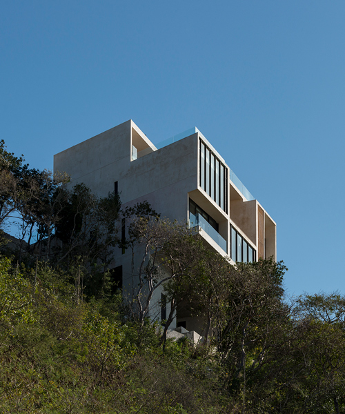 reyes ríos + larraín completes cliff-side home in mexico with panoramic sea views