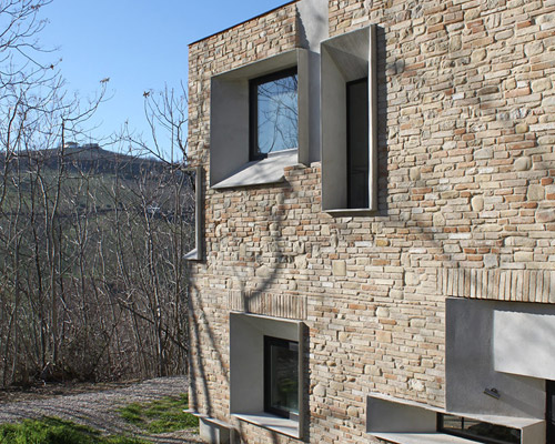 barilari architetti builds stone picture house with concrete frames