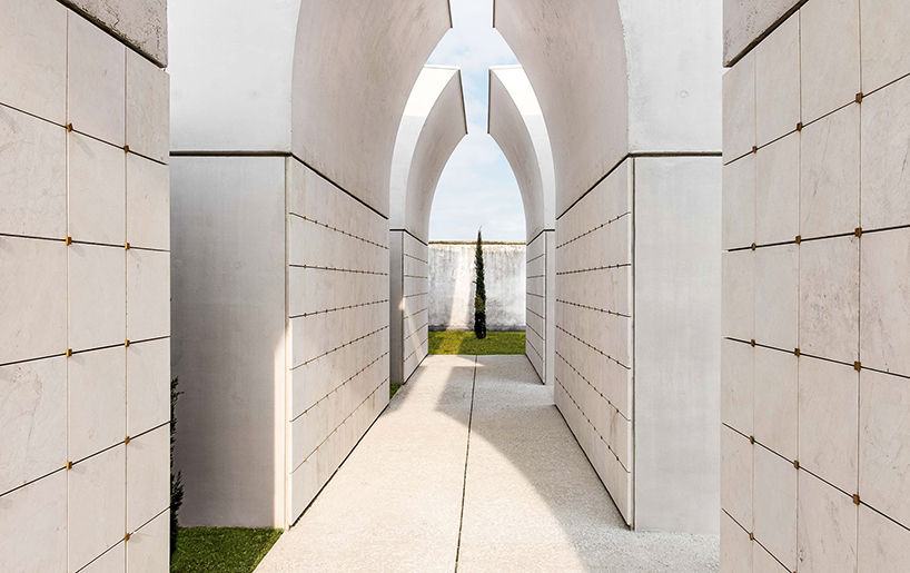 CN10 architects adds concrete and marble pavilion to a cemetery in northern italy