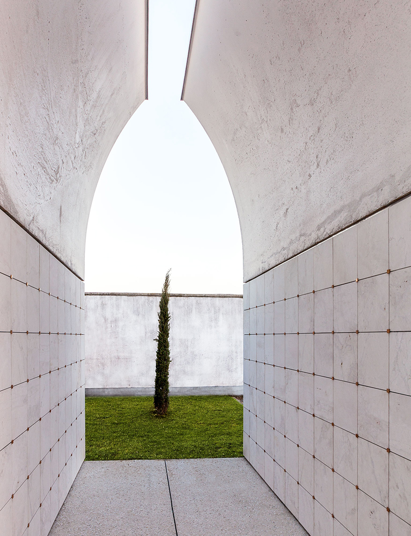 CN10 architects adds concrete and marble pavilion to a cemetery in northern italy