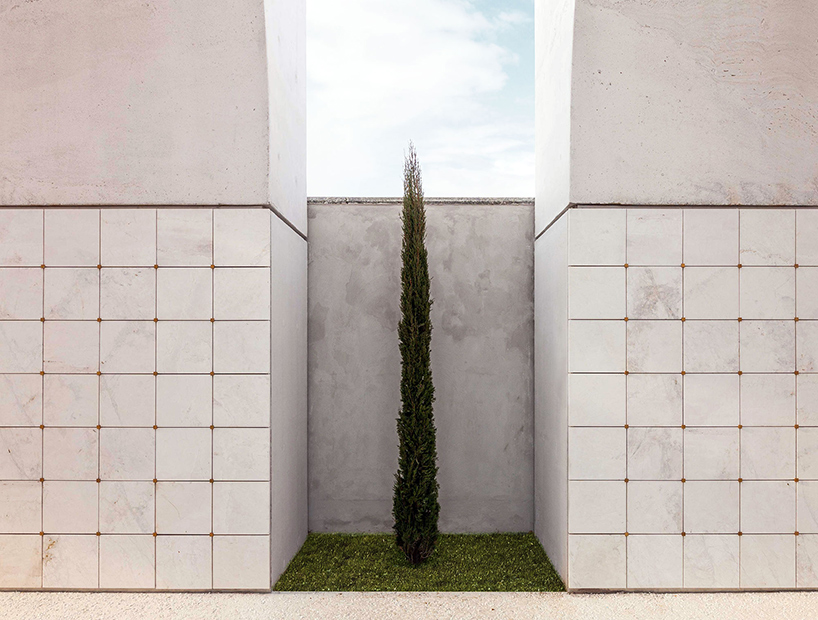 CN10 architects adds concrete and marble pavilion to a cemetery in northern italy