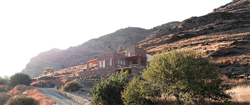 comets-architects-rock-split-house-greece-designboom-01