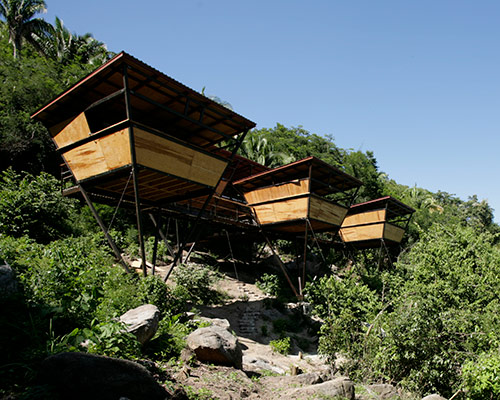 heinz legler expands modular tree-top V house in mexico