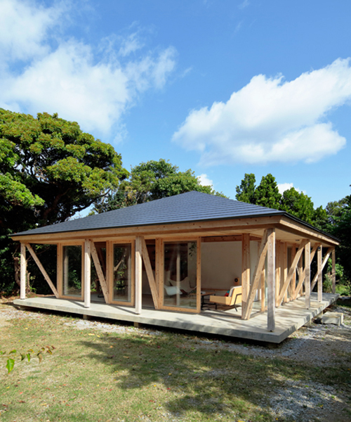 ISSHOarchitects' shinminka house in japan binds the vernacular to technology