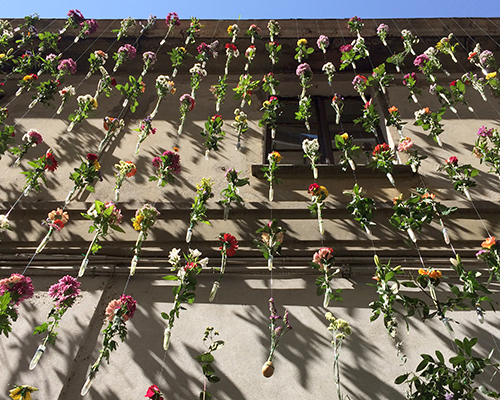 2,000 blooms form a cascading floral façade on piuarch's office in milan