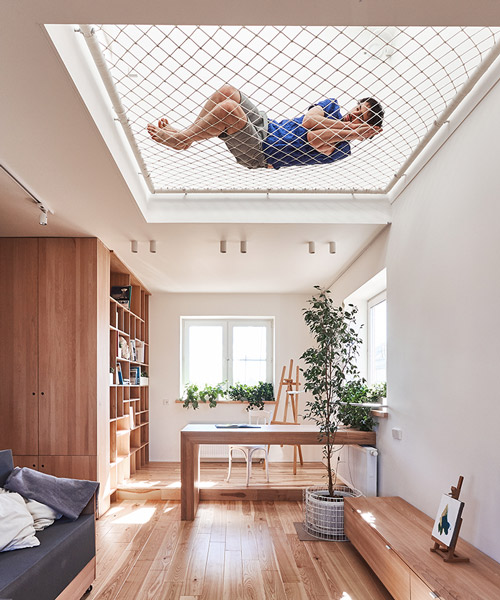 ruetemple adds suspended netting to family home in moscow